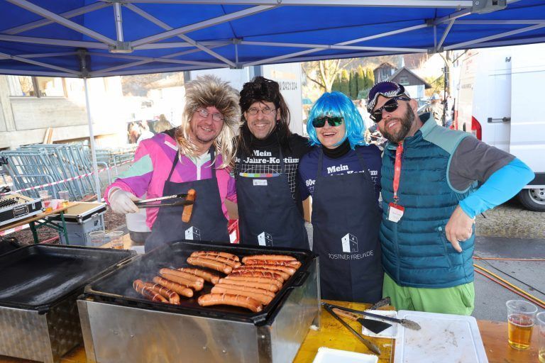 Ronny, Bergmann, Karel Müller-Peron, Martina Peron und Christian Vernier am Wurstbratstand.
