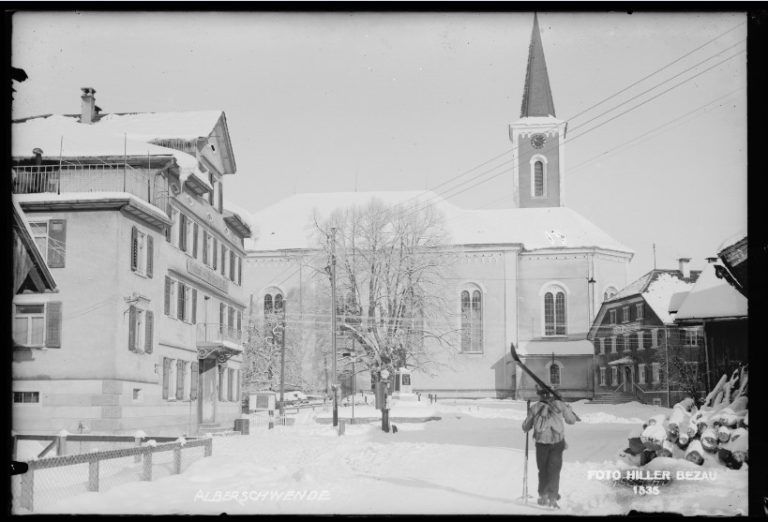 Das Foto zeigt die Pfarrkirche St. Martin zwischen 1925 und 1945. <span class="copyright">Leonhard Heim</span>