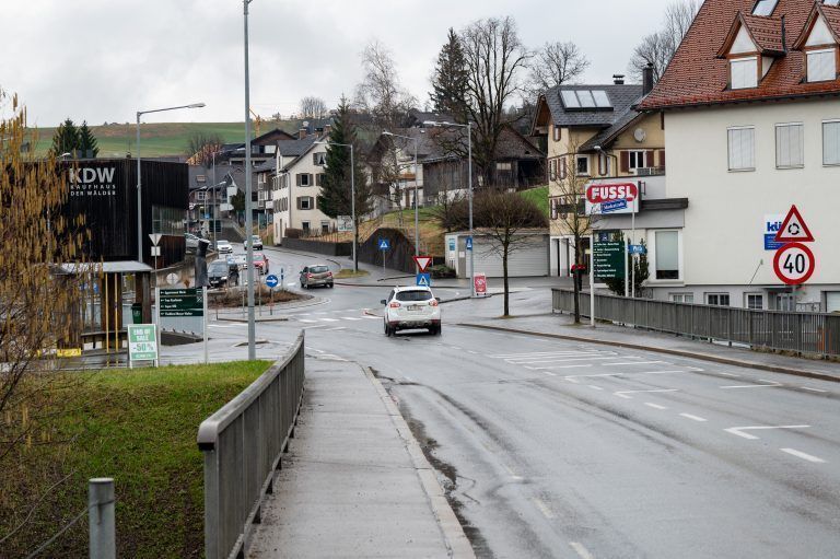 Die bevorzugte Variante 9a für das Umfahrungsprojekt sieht eine neue Straßenführung vor, die bei Melisau beginnt, durch einen Tunnel am Kirchenbühel führt und in der Nähe des Einkaufszentrums „Kaufhaus der Wälder“ wieder auf die bestehende Bregenzerwaldstraße trifft, um so das Zentrum von Egg zu entlasten.