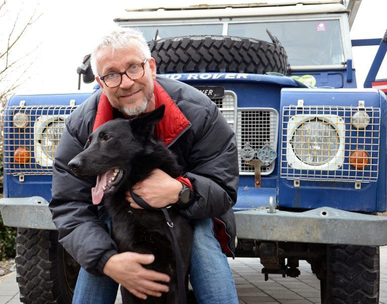 Der Tamaskan namens Sparky begleitet Klaus Kuster auf seiner Reise durch Afrika.