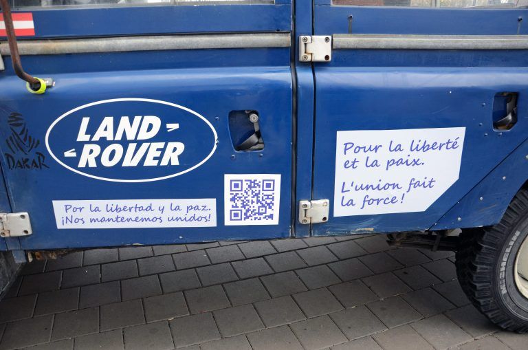 An den Autotüren prangt die Botschaft „Für Freiheit und Frieden. Wir stehen zusammen!“
