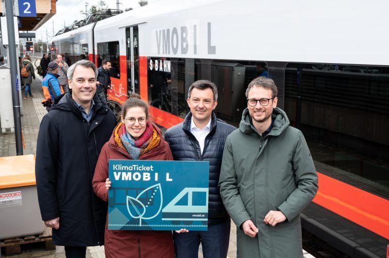 Christian Hillbrand, Magdalena Pircher, Bürgermeister Martin Staudinger und Mobilitätslandesrat Daniel Zadra bei der Pressekonferenz. <span class="copyright">VVV</span>