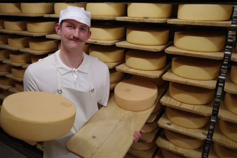 Peter Sutterlüty und sein Team verarbeiten Milch zu hochwertigen Produkten. <span class="copyright">Sutterlüty</span>