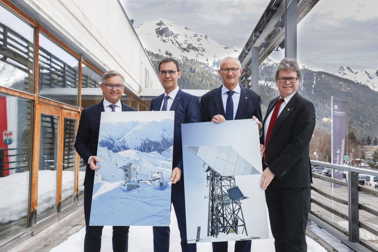 <br>Bei der Präsentation: Finanzminister Magnus Brunner, Vorarlbergs LH Markus Wallner, Tirols LH Anton Mattle und Wissenschaftsminister Martin Polaschek (v. l.). <span class="copyright">Land Tirol/die Fotografen</span>