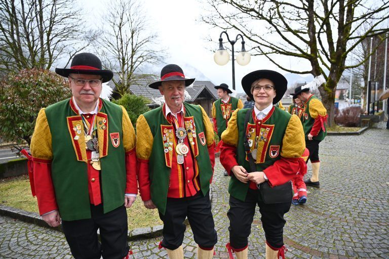 Brazer Zunftsmitglieder versammelten sich vor der Kirche.