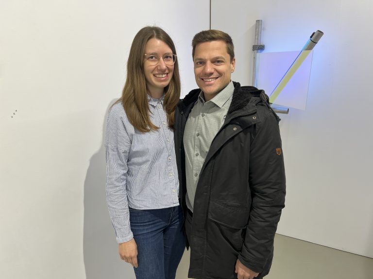 Vernissagerednerin Sarah Kirsch und Robin.