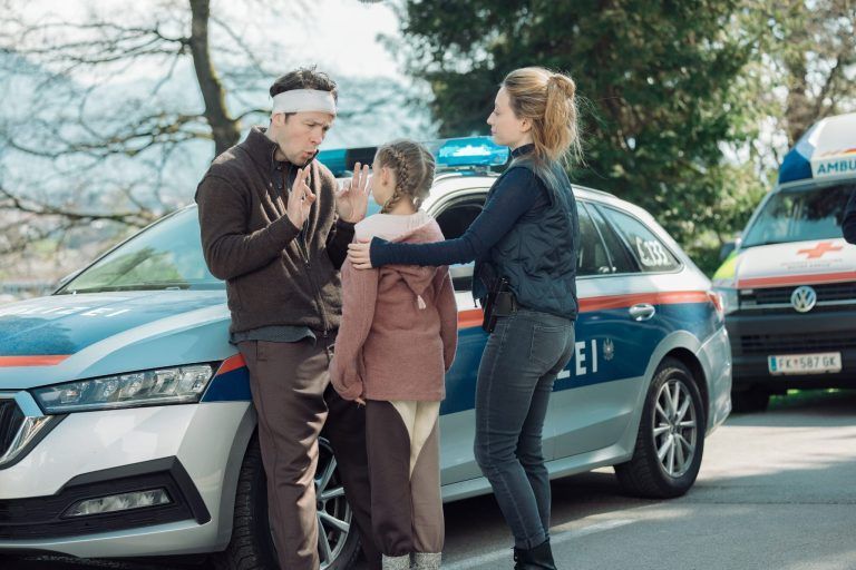 Viola Sophia Hornsmann unterhält sich mit Daniel Langbein, der mit ihr in Gebärdensprache kommuniziert.  <span class="copyright">©ManuelPaul/ZDF</span>