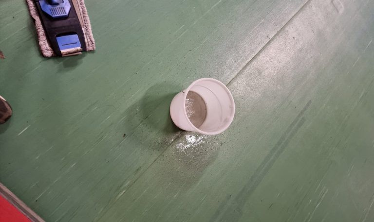 Bereits mehrmals ist Wasser von der Decke auf den Boden getropft.
