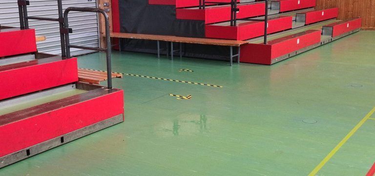 Die Wasserpfützen bergen eine große Verletzungsgefahr.