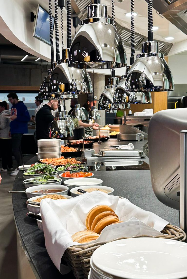 Hotdogs, Burger, Chickenwings: Typisch amerikanische Speisen warten am Buffet. <span class="copyright">Firmament</span>