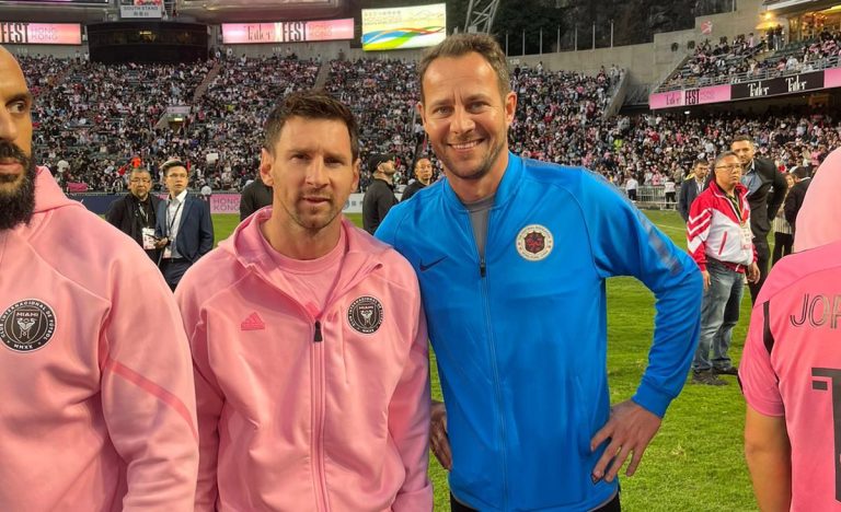 Der in Hongkong lebende und arbeitende Burgenländer Wolfgang Luisser schaffte es zumindest auf ein Foto mit Weltstar Lionel Messi. <span class="copyright">VN</span>