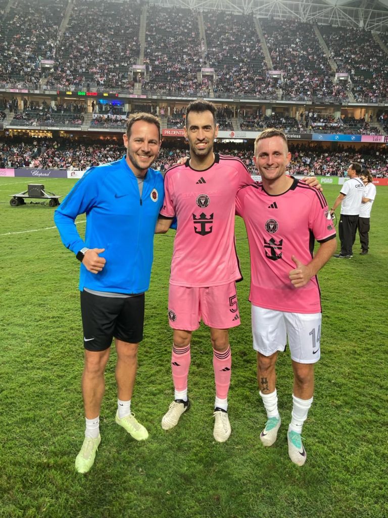 Wolfgang Luisser mit Miami-Spieler Sergio Busquets sowie dem Österreicher Jakob Jantscher (rechts). <span class="copyright">VN</span>