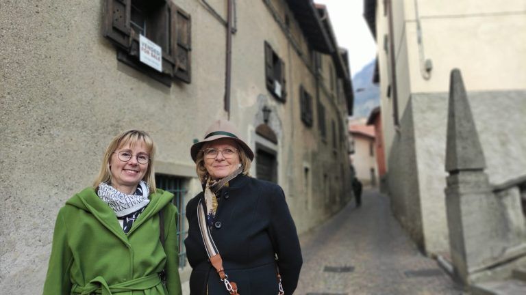 Karin Wagner bummelt mit Christina Brüggemann durch Vercurago. <span class="copyright">Wagner</span>