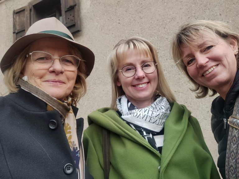 Karin Wagner (l.) mit ihren Freundinnen und ehemaligen Klientinnen Christina Brüggemann und Andrea von Steht (r.) bei einem gemeinsamen Treffen in Vercurago am Comersee. <span class="copyright">Wagner</span>