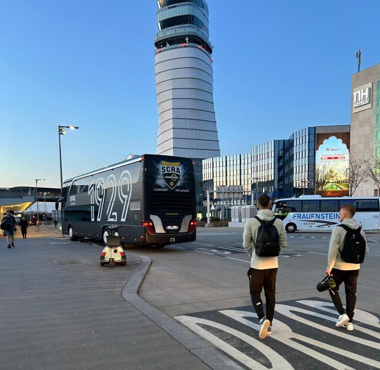 Am Flughafen in Wien wartete schon der neue Mannschaftsbus auf die SCRA-Spieler. <span class="copyright">SCRA</span>
