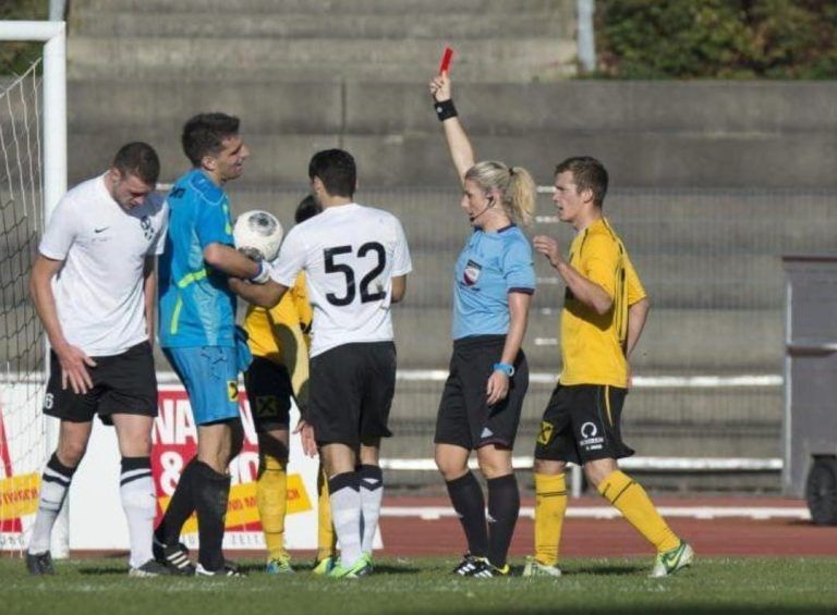 Im Spiel zückte die in Langen aufgewachsene zweifache Mutter schon mal die Rote Karte. <span class="copyright">Privat</span>
