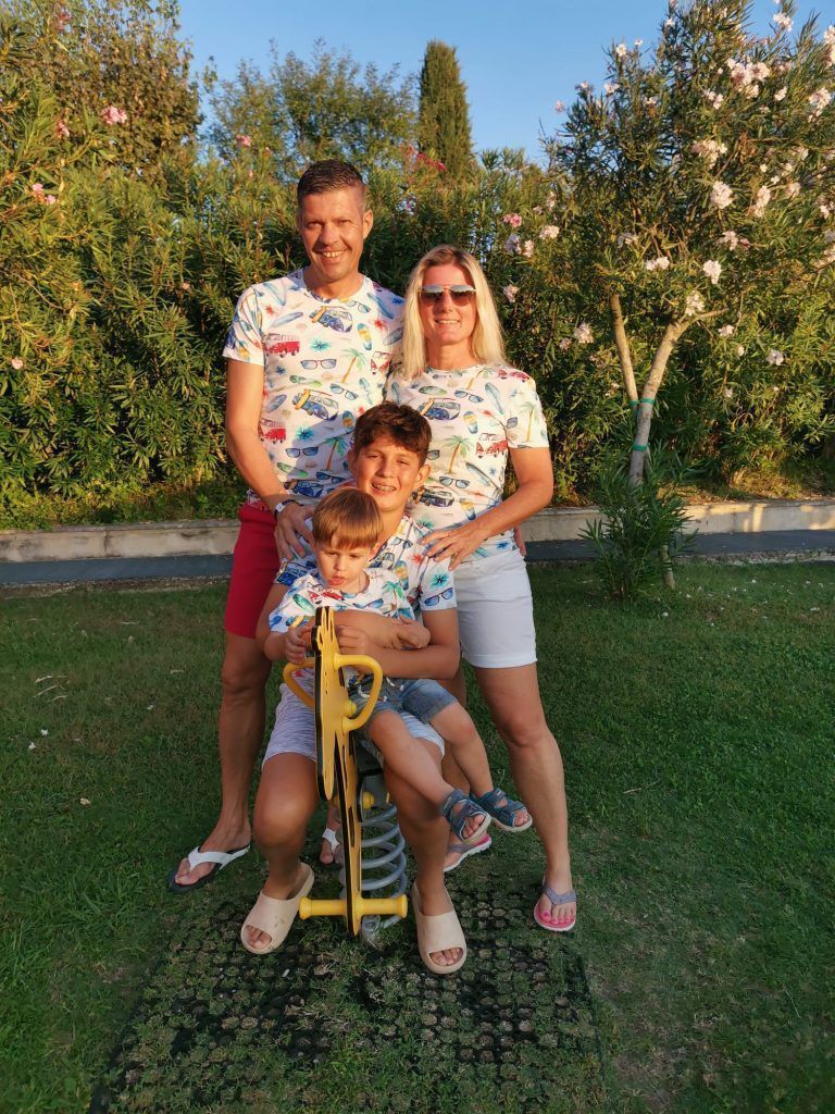 Im Garten mit ihren Kindern und Gatte Markus. <span class="copyright">Privat</span>