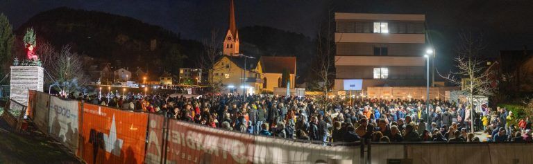 Zahlreiche Besucher waren zum neuen Funkenplatz neben der Alten Kirche gekommen. <span class="copyright">Funkenzunft</span>