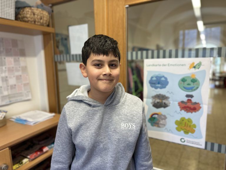 Yasin, 10 Jahre: "Die Gespräche mit Katrin sind sehr hilfreich. Sie hat mir gezeigt, dass ich Probleme auch anders lösen kann, nämlich auf eine nette Art. Wenn ich zum Beispiel das Gefühl habe, außer Kontrolle zu sein, gehe ich an einen ruhigen Ort und beruhige mich."