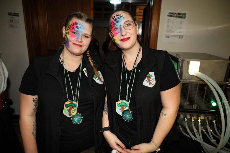 Julia (l.) und Annabell von den Lochauer Bäumler mit dem neuen Hörbranzer Prinzenorden.