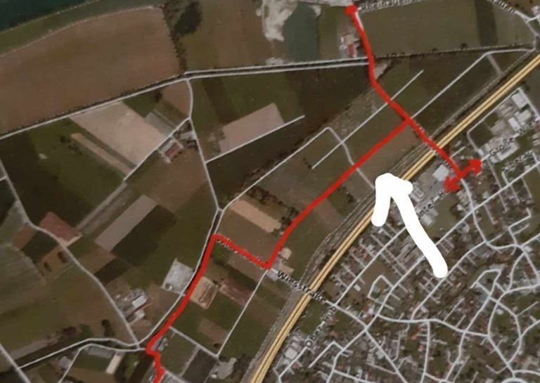 Am Fußballstadion und am SCRA Campus vorbei würde die neue LKW-Straße mitten durchs Ried führen.