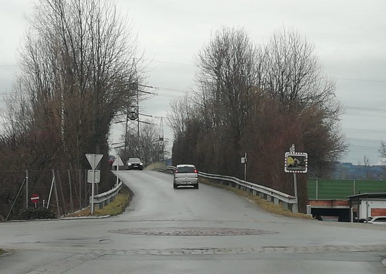 Über die Brücke in der Rheinstraße soll der Schwerverkehr künftig über die Straße Kratter ins Gewerbegebiet. <span class="copyright">MIMA</span>