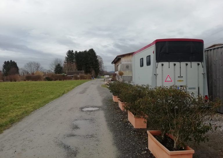 Die tonnenschweren Lastkraftwagen würden auch direkt an diesem Pferdehof vorbeidonnern.