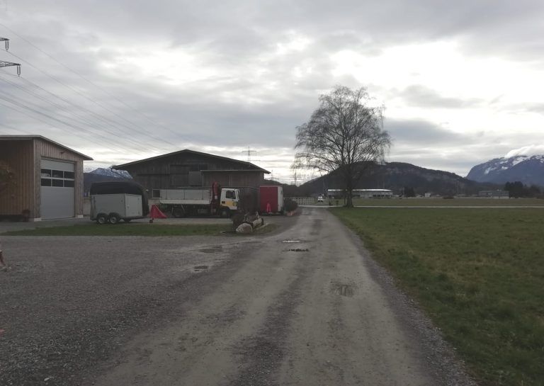 Die tonnenschweren Lastkraftwagen würden auch direkt an diesem Pferdehof vorbeidonnern.