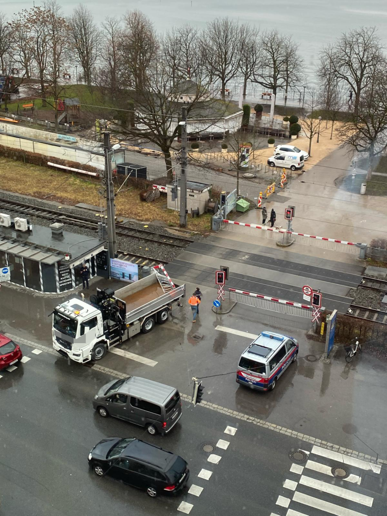 Bahnschranke in Bregenz fiel Lkw zum Opfer