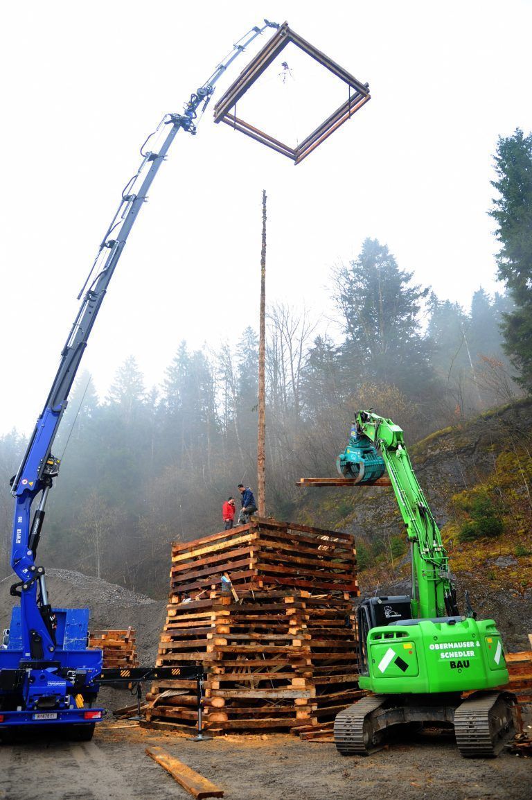Bei den Aufbauarbeiten kam schweres Gerät zum Einsatz.