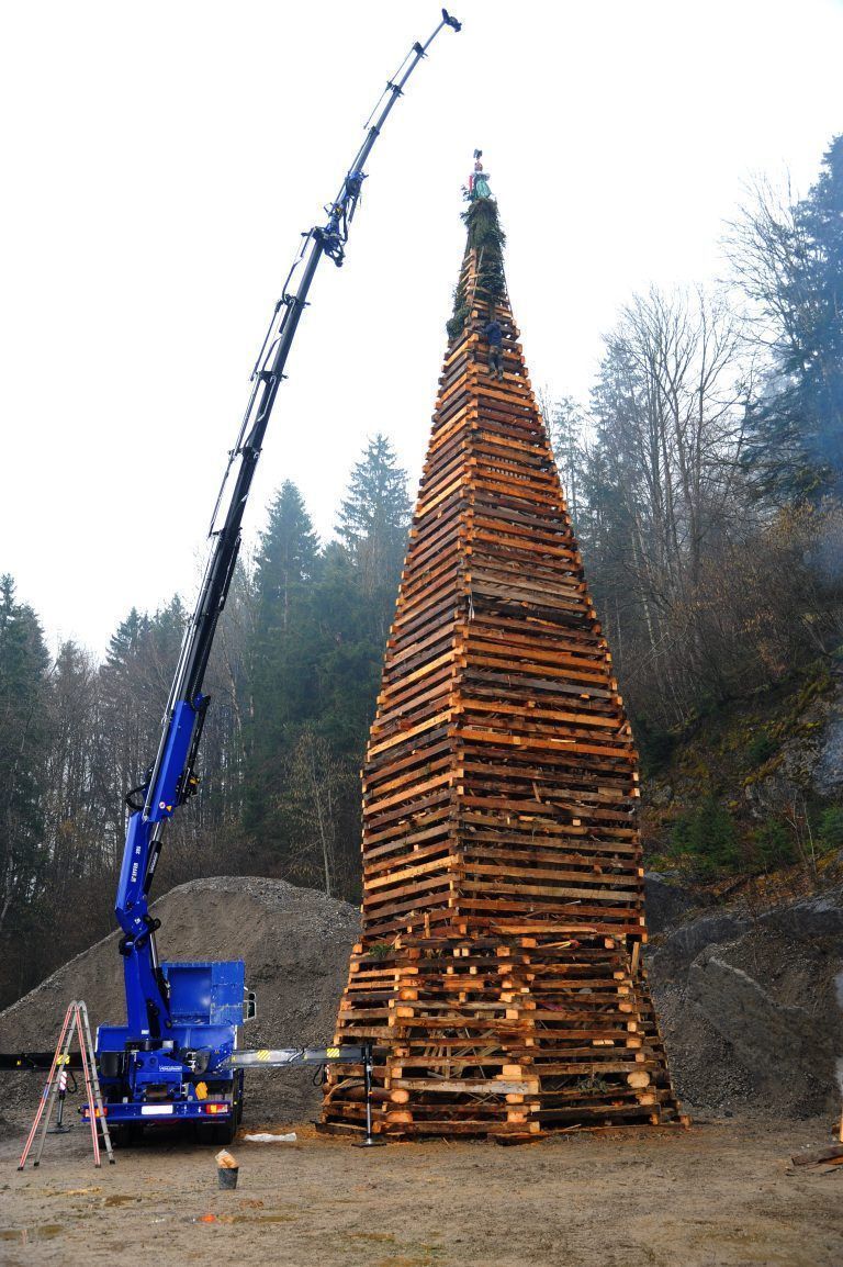 26 Meter ragte das Holzgebilde in die Höhe.