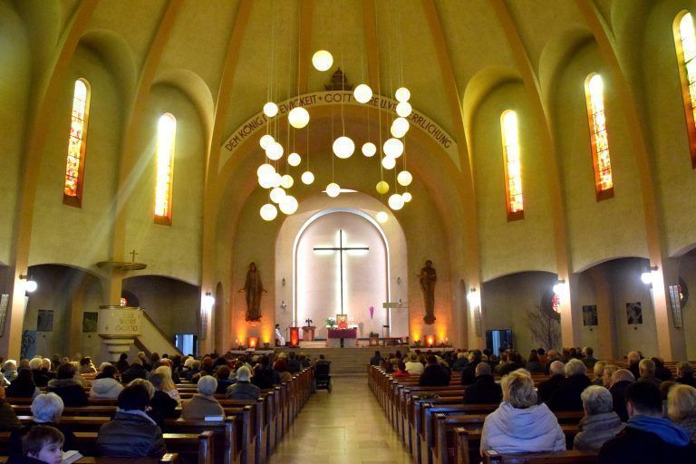 Gerade die Mitte, also die 15- bis 60-Jährigen fehlen bei den Gottesdiensten.