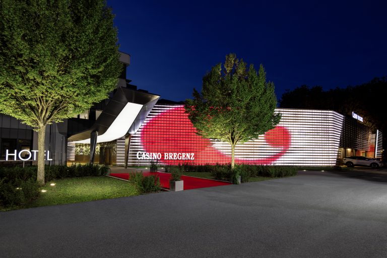 Vom 15. Februar bis 29. März 2024 verwandelt sich die Fassade des Casino Bregenz in eine lebendige Leinwand.   <span class="copyright">Casinos Austria</span>