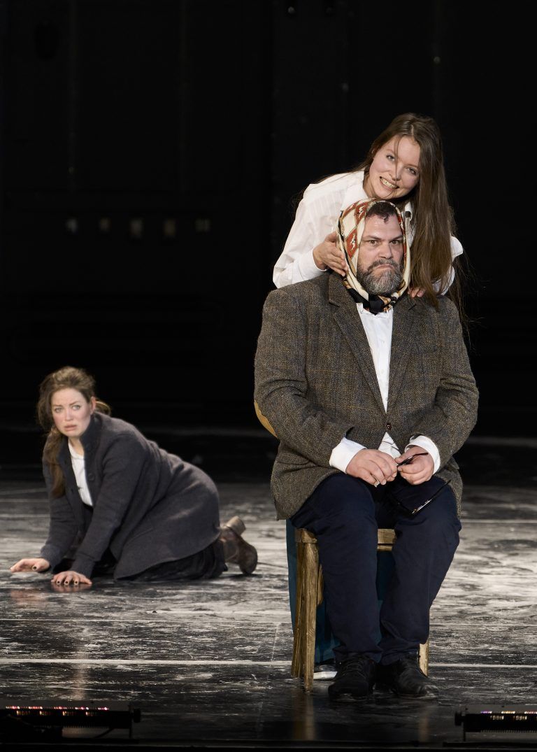 Raphael Rubino spielt die alte Mrs. Carnis.