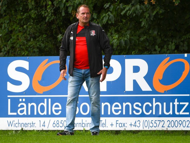 Hein Fladenhofer betreut das 1b-Team des FC Höchst. <span class="copyright">VN-Lerch</span>