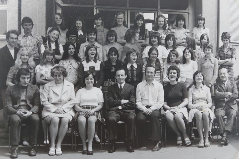 Gabi Fleisch (Mitte) war schon in der Schule ein "Klassenclown", blickte auf diesem Foto nicht gerne in die Kamera.  