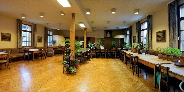 Ein großer Saal für 100 bis 150 Personen beherbergt das Haupthaus ebenfalls.