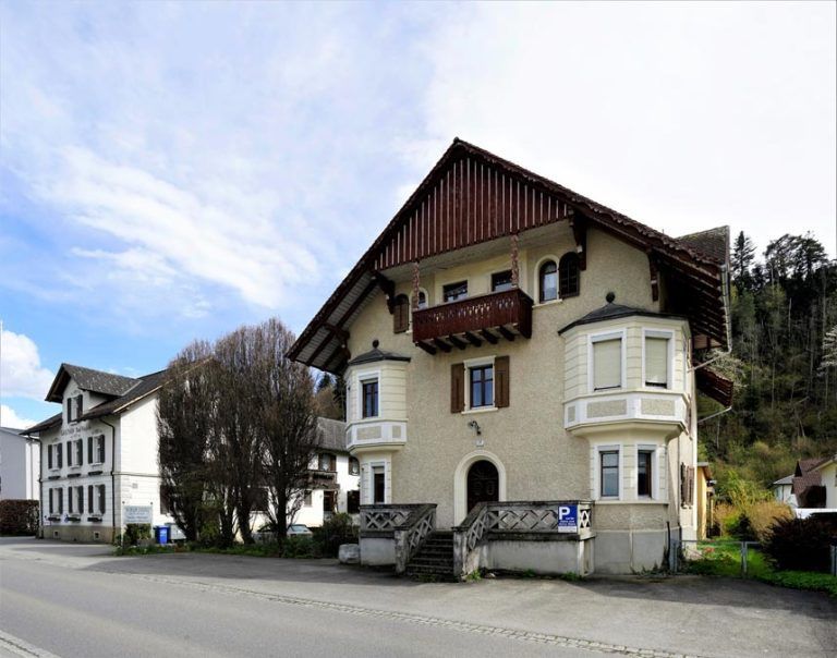 Das benachbarte Gästehaus mit interessanter Architektur verfügt über zwölf Gästezimmer mit Dusche/WC und vier Zimmer ohne Dusche/WC.