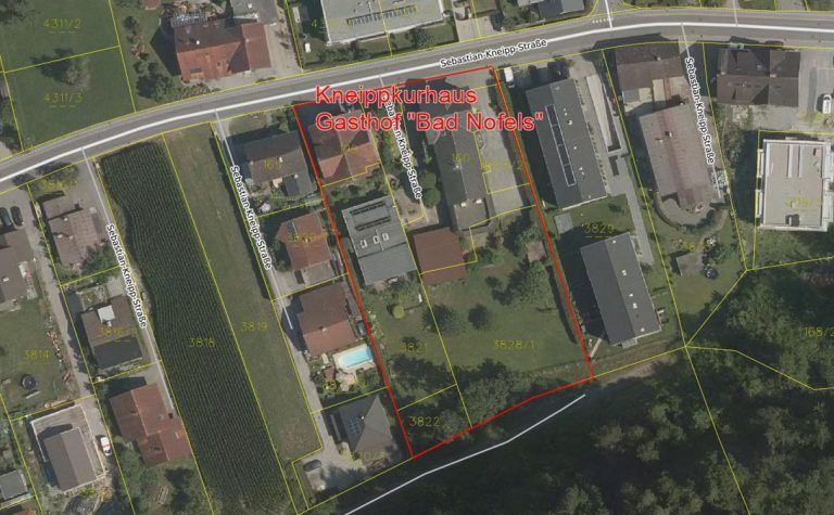 Auf einer Fläche von etwa 4457 Quadratmeter befinden sich das Haupthaus, das Gästehaus, das Saunagebäude und der ehemalige Stall samt Werkraum bzw. Schuppen.