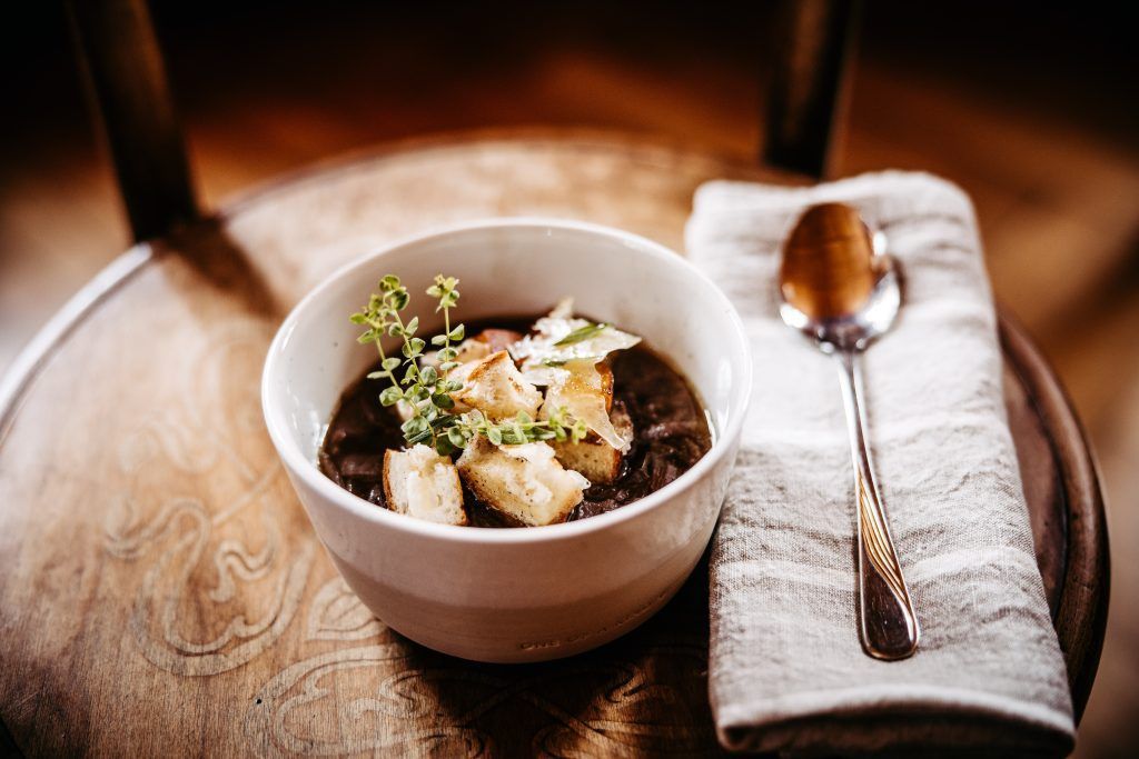 Ein Fest für den Gaumen – Zwiebelsuppe mit Bergkäse-Croûtons