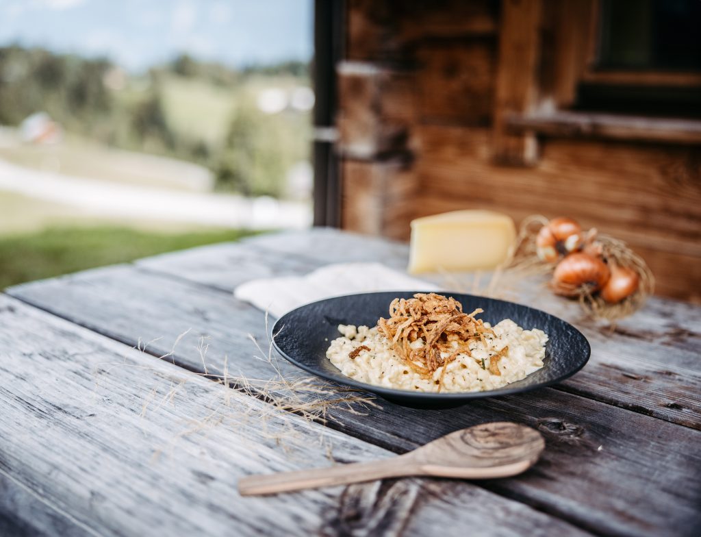 Käsespätzle mit Röstzwiebeln – eine Hommage an Vorarlberg