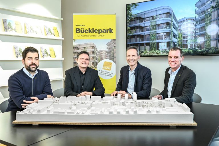 Gold für das Quartier Bücklepark in Konstanz: Tobias Fuchs (Projektleitung Bücklepark), Karlheinz Bayer (Geschäftsführer i+R Wohnbau Lindau) und Andreas Deuring (Leitung Projektentwicklung) mit Ralf Pimiskern (2. v. l.: DGNB, Abteilungsleiter Zertifizierung).<span class="copyright"> FA</span>