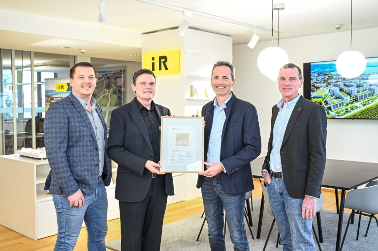 Auszeichnung in Gold für das Vierlinden-Quartier: Stefan Hämmerle (Projektleitung Vierlinden-Quartier), Karlheinz Bayer (Geschäftsführer i+R Wohnbau Lindau) und Andreas Deuring (Leitung Projektentwicklung) mit Ralf Pimiskern (2. v. l.: DGNB, Abteilungsleiter Zertifizierung).