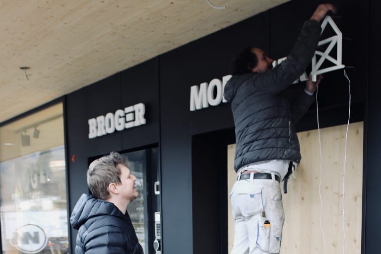 Juniorchef Oliver Morscher beobachtet interessiert die Montage der dezenten Firmenschilder - Symbol für die bevorstehenden Eröffnungen.