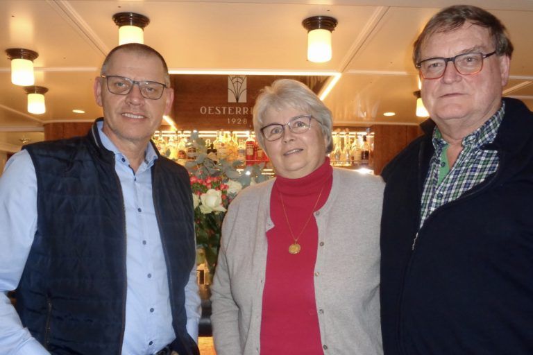 Auch Hohentwiel-Vereinspräsident Kurt Reich (r.) genoss mit Gattin Susanne und Vorstandsmitglied Jürgen Ammann den Eröffnungsabend.