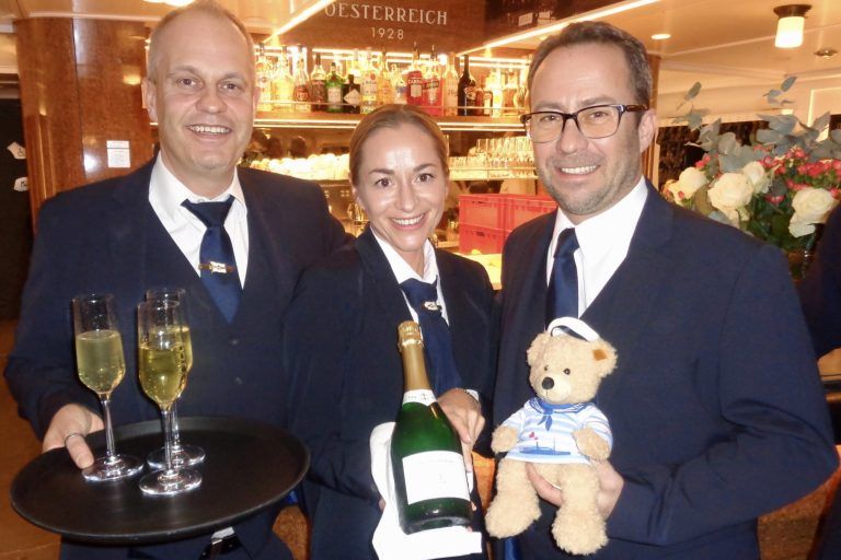 Das Serviceteam – im Bild Alexander Kehler, Martina Zizalova und Peter Tietze – ist bereit, den Gästen auf der Hohentwiel einen ganz besonderen Genuss zu bieten.