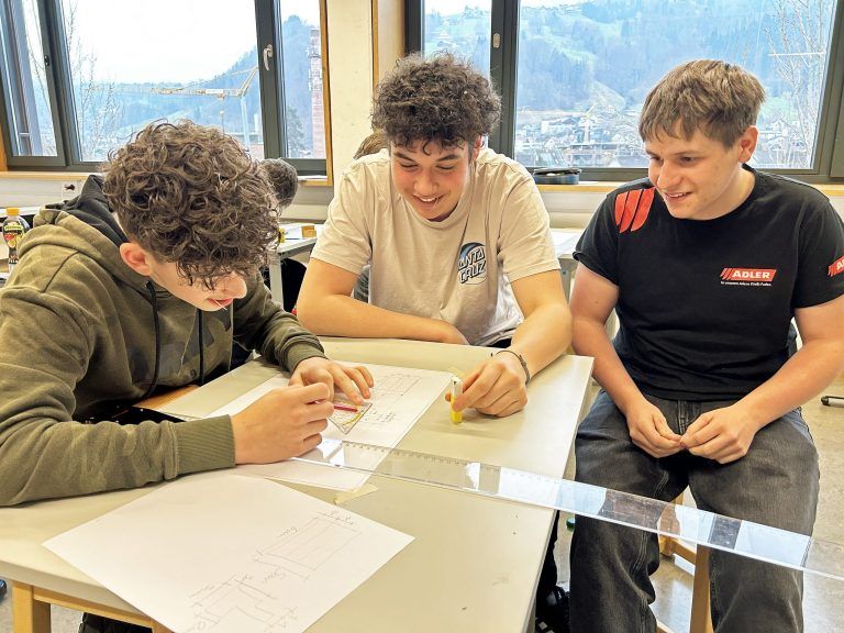 Die Schüler des Fachbereichs "Handwerk Plus" konnten den Unterricht an der Landesberufsschule Dornbirn 1 (LBSDO1) für ein paar Stunden live miterleben. - © Laurence Feider