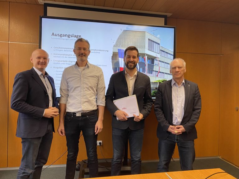 Obmann des Bauausschusses Joachim Weixlbaumer (FPÖ), Finanzstadtrat Jimmy Heinzl, Bürgermeister Simon Tschann und Markus Visintainer (Abteilungsleiter Finanzen) präsentierten das Budget 2024. <span class="copyright">VN/JUN</span>