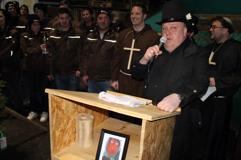 Beerdigung Funkenhexe Kuni in Langen