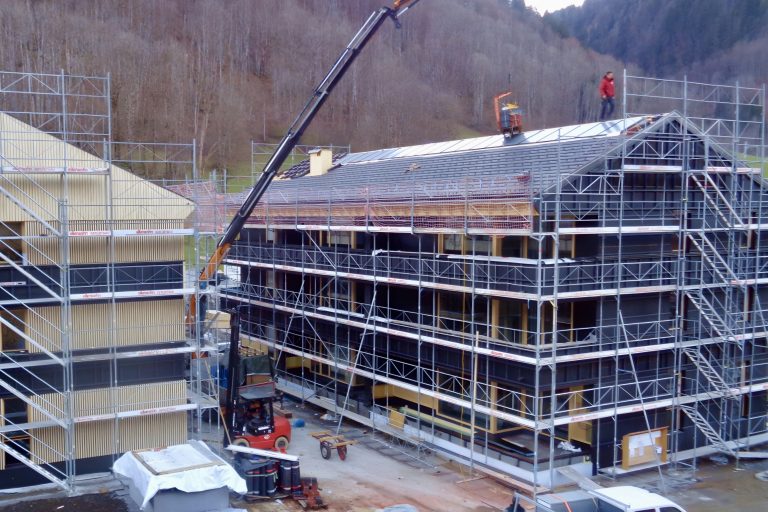 Das Haupthaus ist teilweise schon bezogen, bei den beiden anderen Objekten soll es in etwa einem halben Jahr soweit sein. Neben Photovoltaik und Solaranlage werden auch neuartige Heizsysteme eingebaut.